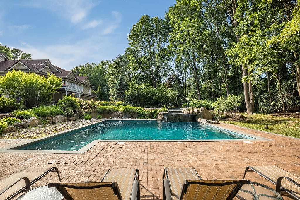 4 Toboggan Hill Path, Cold Spring Harbor Explorify3d