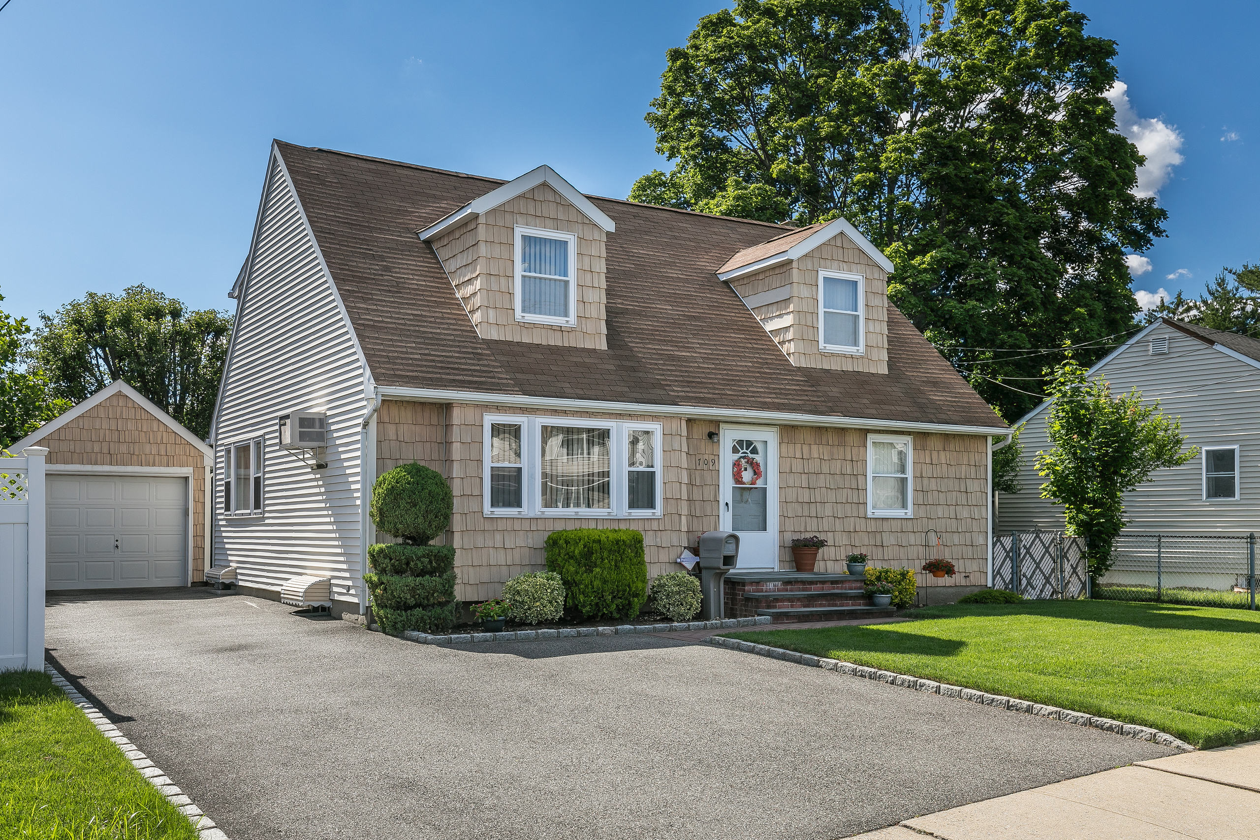 709 Stewart Ave, Bethpage Explorify3d